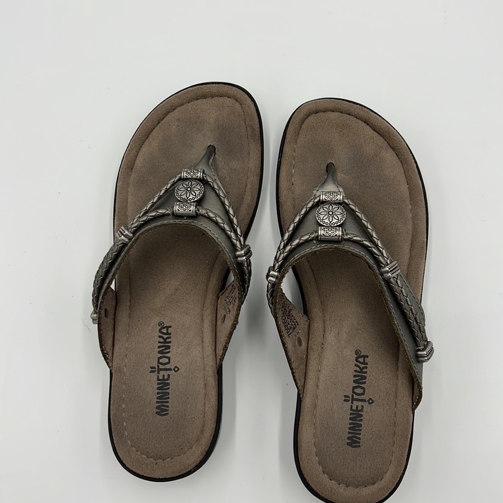 Minnetonka Silver Leather Silverbay Thong Mini Wedge Sandals Size 6